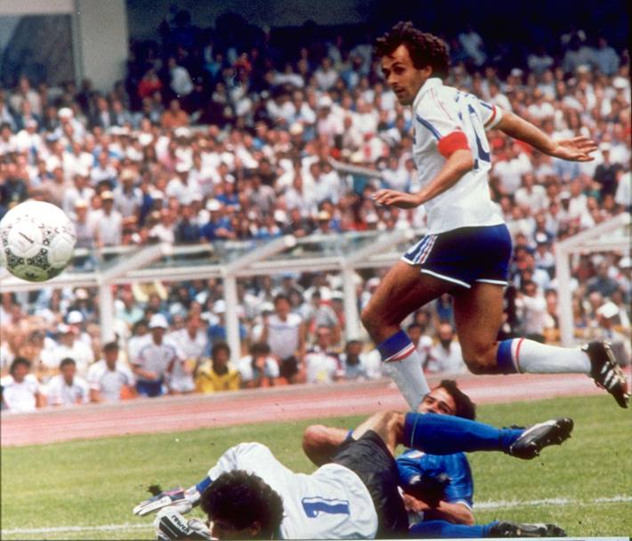 17 giugno 1986. Citt del Messico. Negli ottavi di finale  Italia vs Francia 2-0 e il mondiale per gli azzurri  finito. Il gol di Platini (Ap)